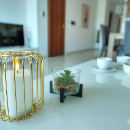 Seafront Beautifully Furnished 2 Bedrooms Gogzr-3 Gzira Eksteriør billede