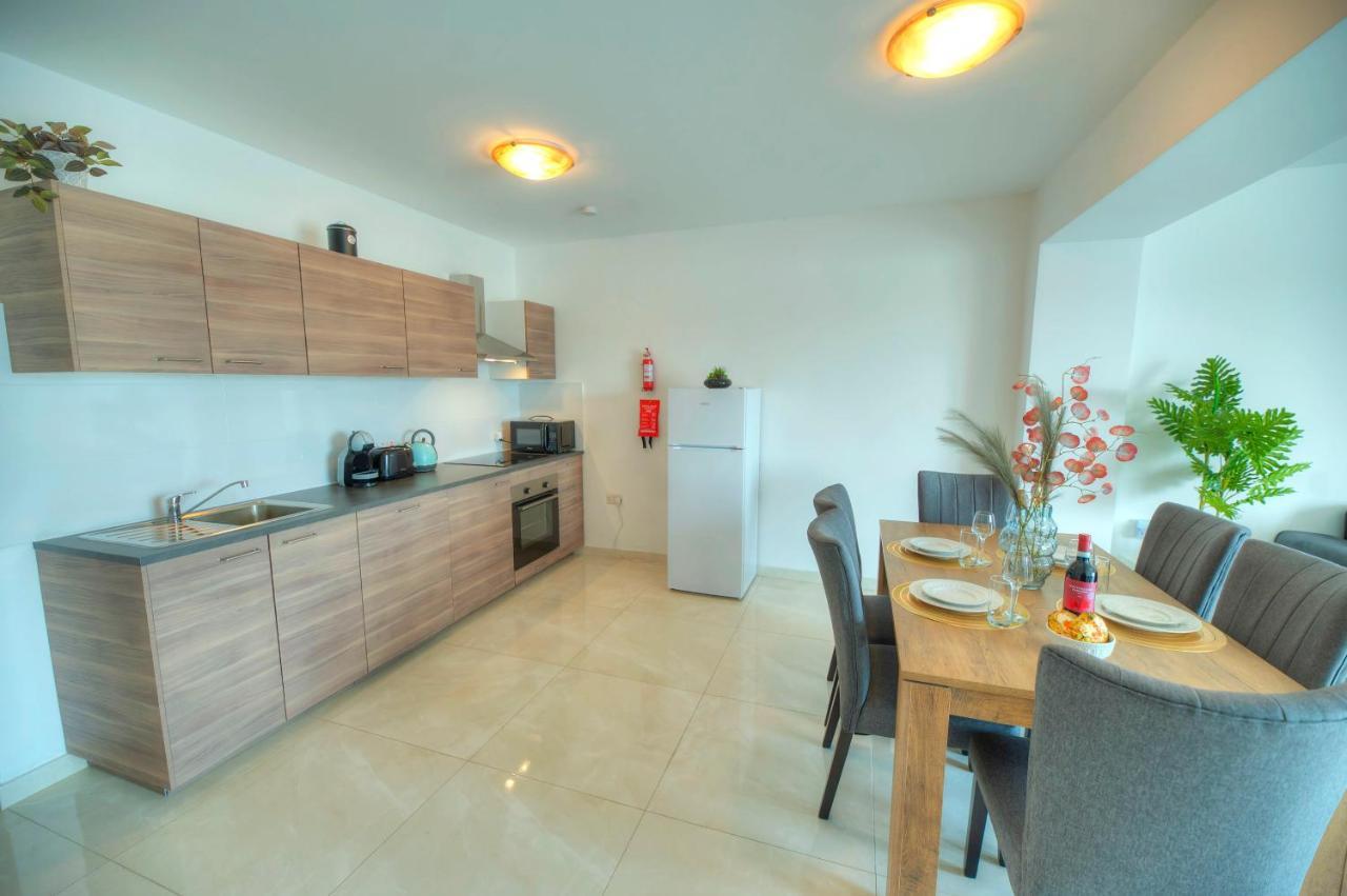 Seafront Beautifully Furnished 2 Bedrooms Gogzr-3 Gzira Eksteriør billede
