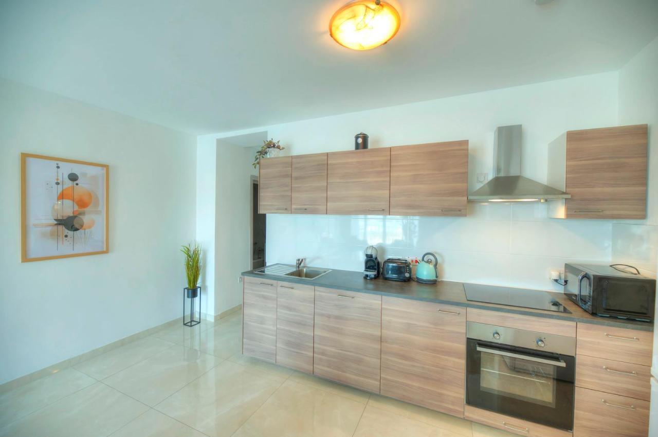 Seafront Beautifully Furnished 2 Bedrooms Gogzr-3 Gzira Eksteriør billede