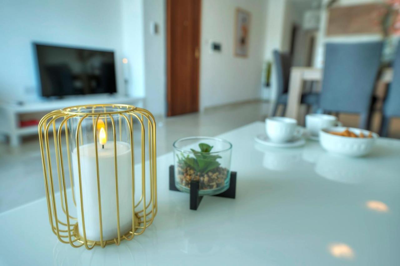 Seafront Beautifully Furnished 2 Bedrooms Gogzr-3 Gzira Eksteriør billede