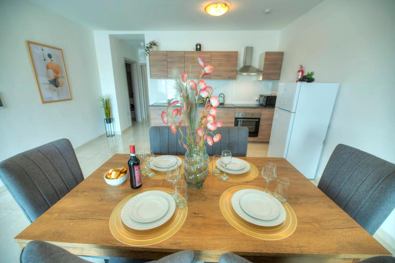 Seafront Beautifully Furnished 2 Bedrooms Gogzr-3 Gzira Eksteriør billede