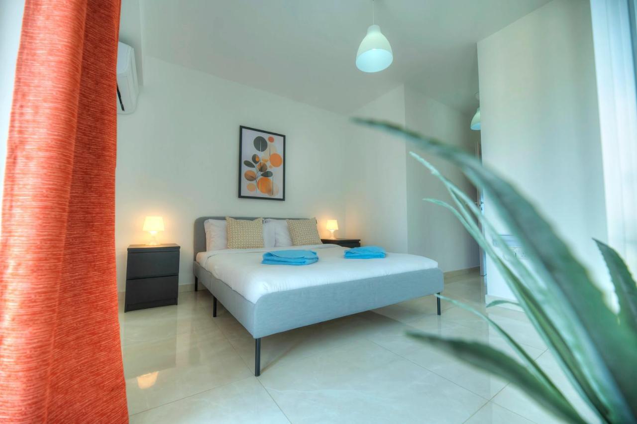 Seafront Beautifully Furnished 2 Bedrooms Gogzr-3 Gzira Eksteriør billede