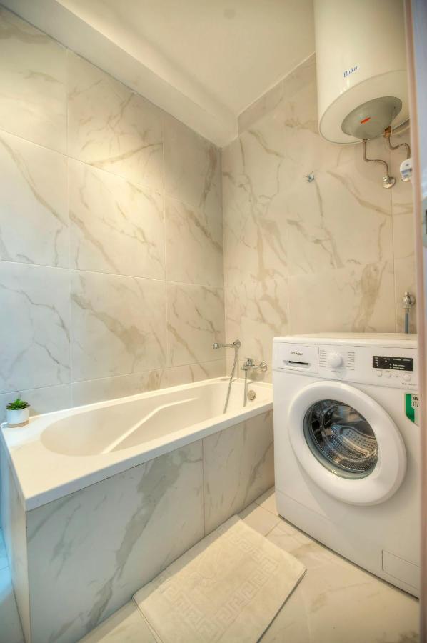 Seafront Beautifully Furnished 2 Bedrooms Gogzr-3 Gzira Eksteriør billede