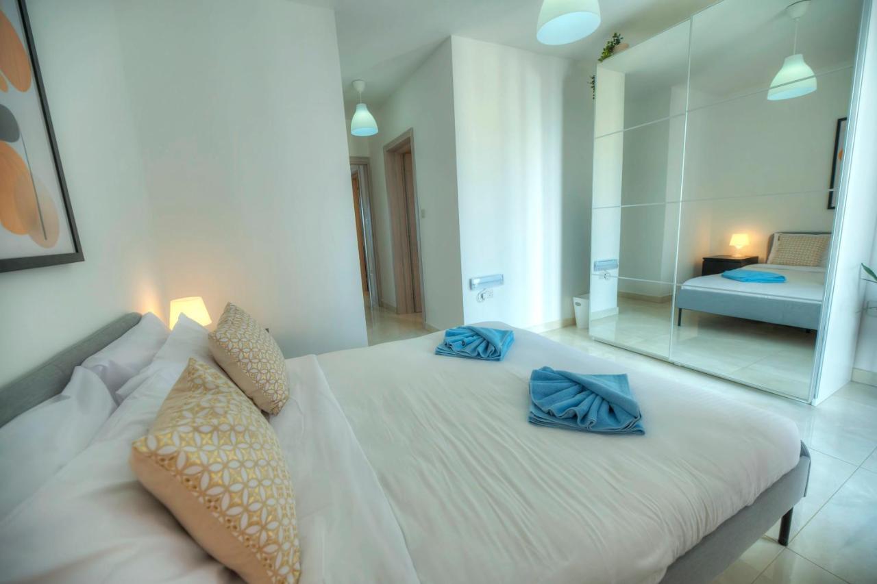 Seafront Beautifully Furnished 2 Bedrooms Gogzr-3 Gzira Eksteriør billede